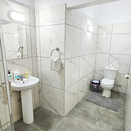 Unique Cozy Studio, 150m From Chabad Lubavitch Lägenhet